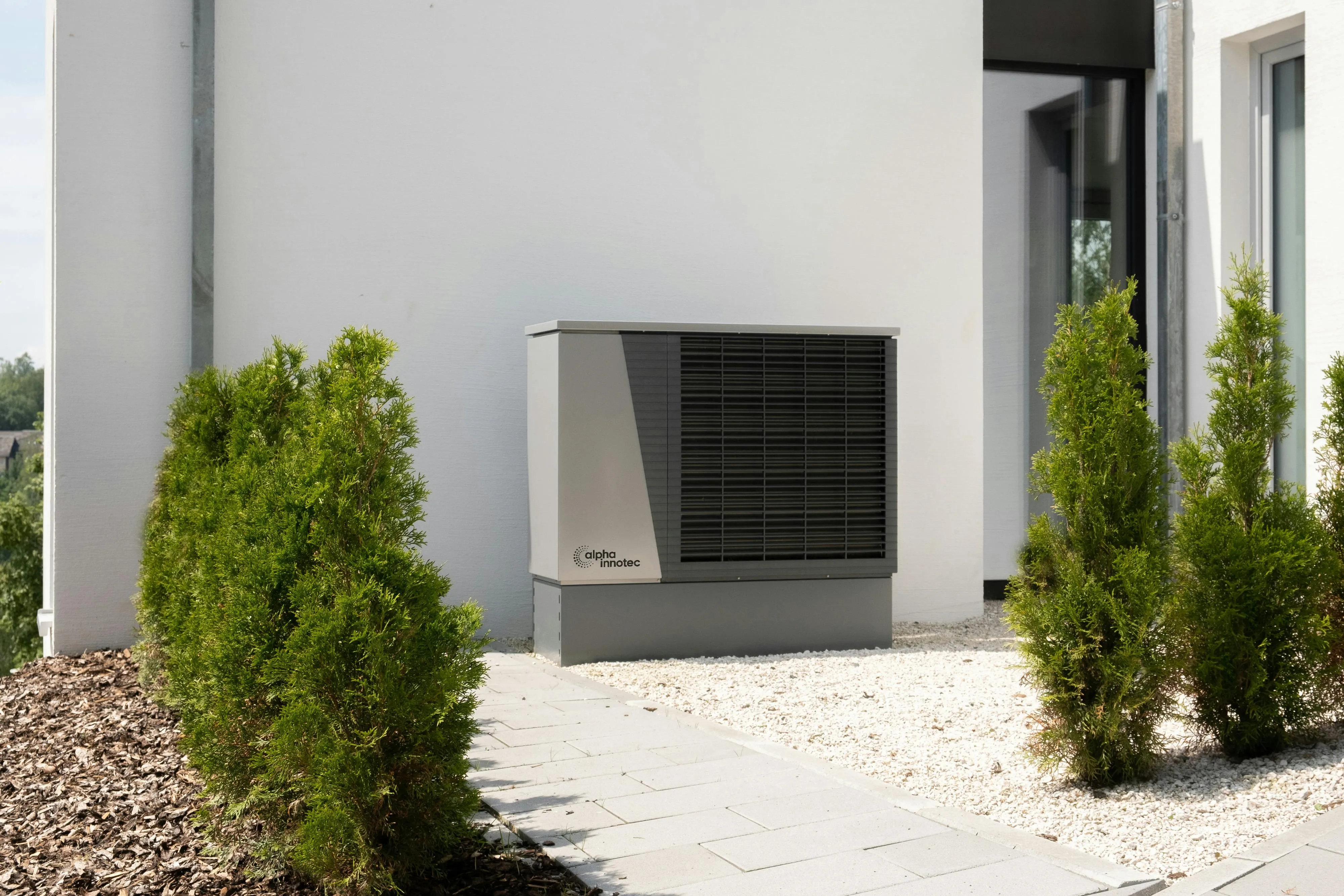 Groupe extérieur de pompe à chaleur air/eau installé par CCP Confort en Isère