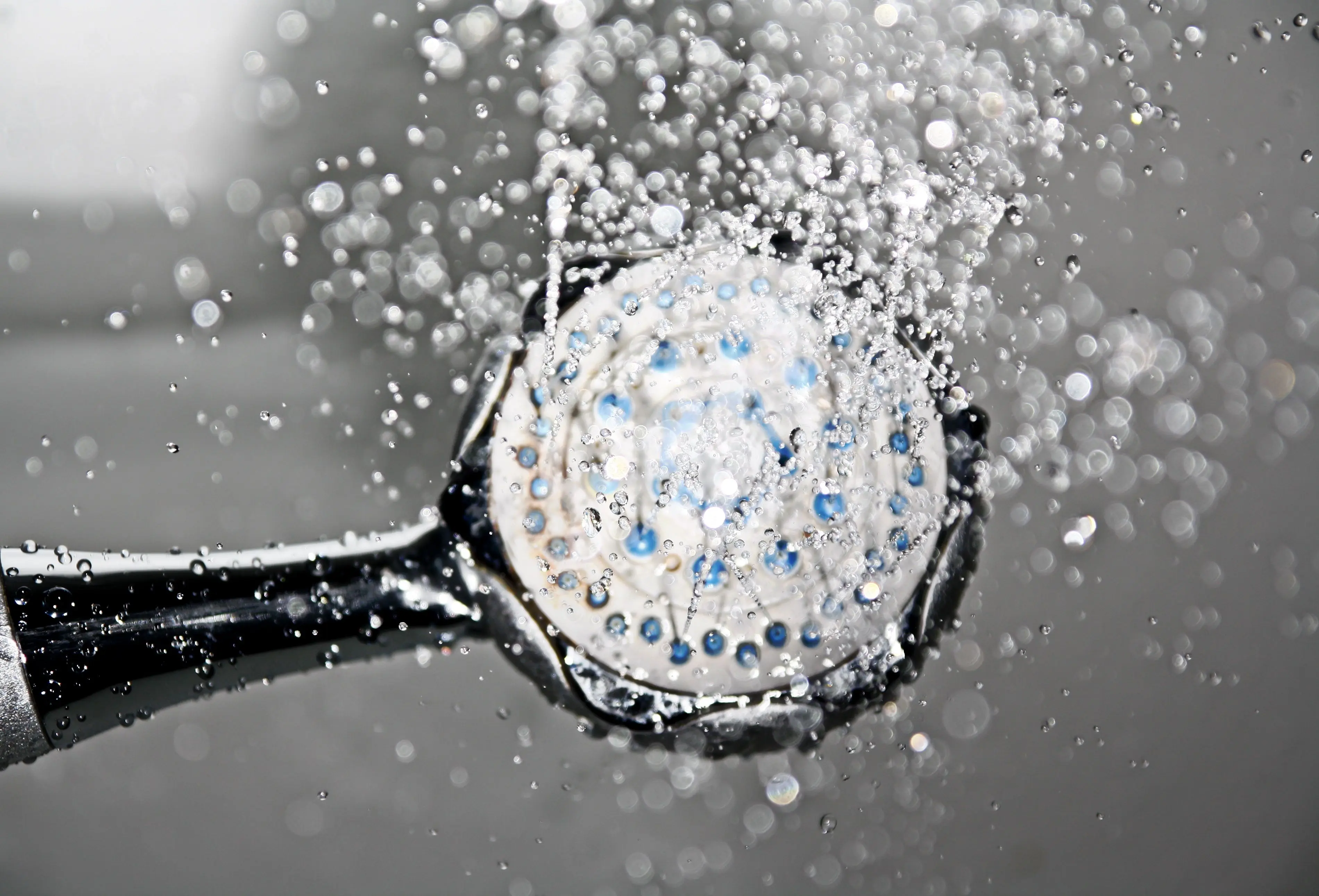 Douche avec eau adoucie grâce à un adoucisseur anti-calcaire – plombier installateur à Vif, secteur Grenoble Isère