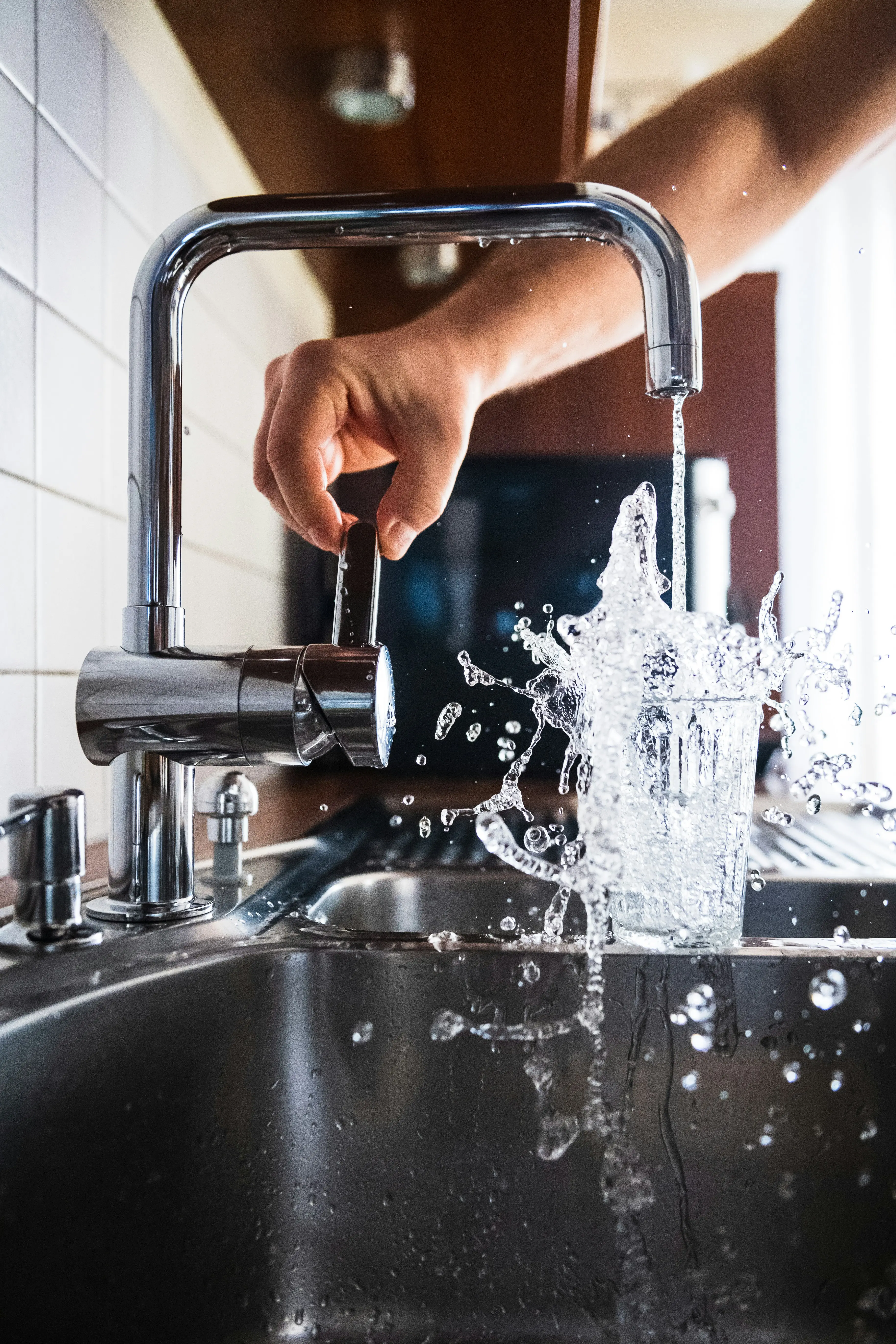 Robinet avec eau adoucie sans calcaire après installation d'un adoucisseur – plombier à Vif, Grenoble et Isère