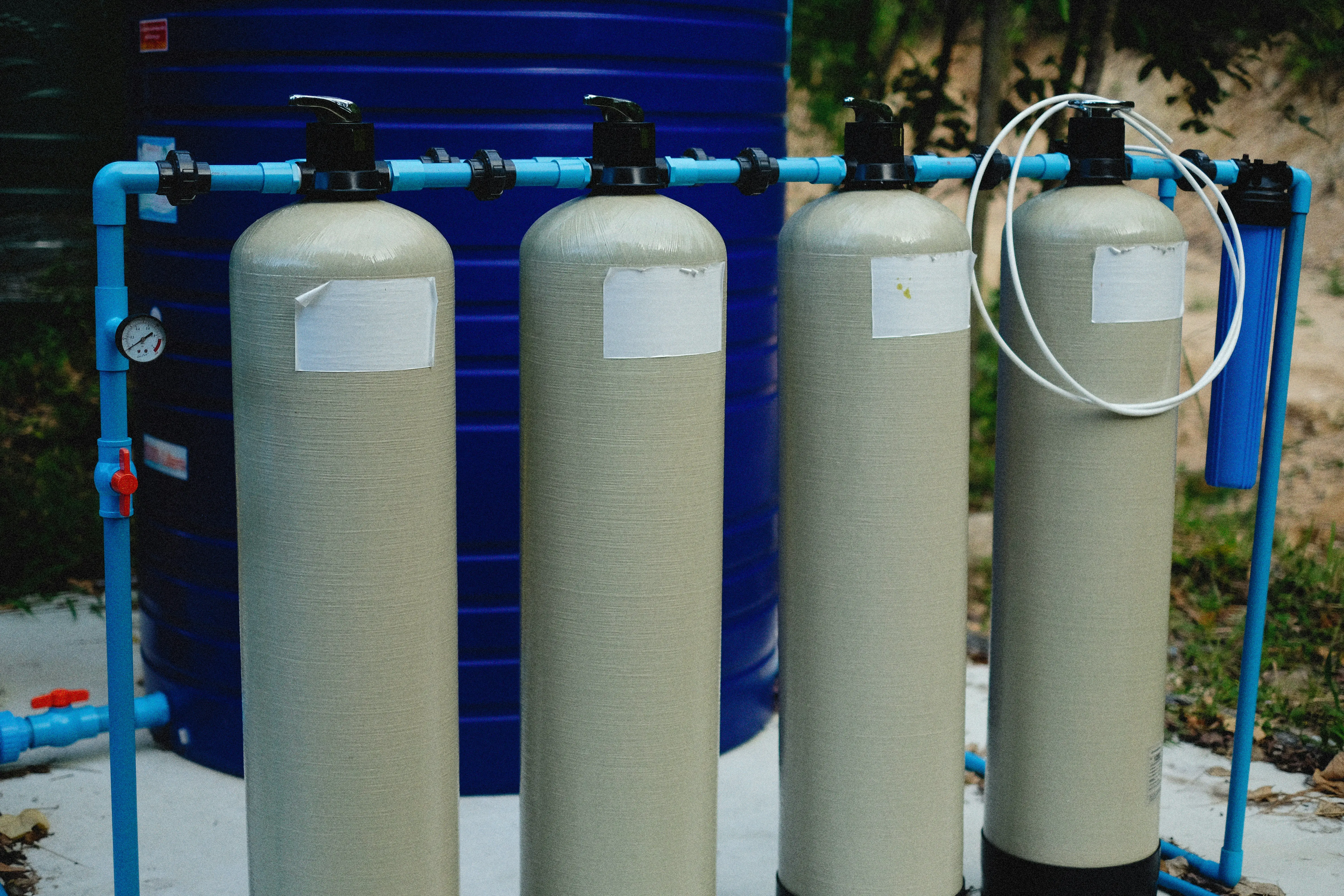 Installation d'un système d'adoucisseur et de filtration d'eau par un plombier à Grenoble – traitement eau dure Isère